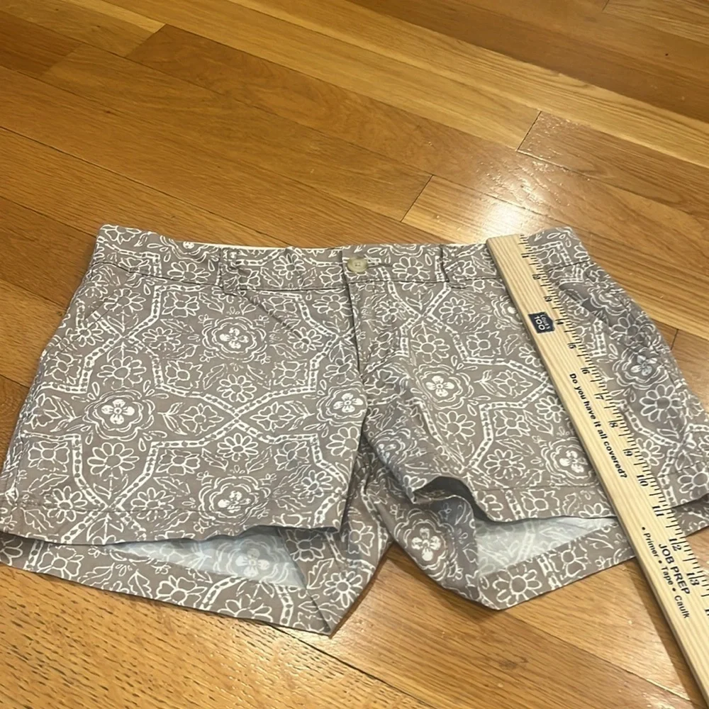Old navy women’s floral shorts size 6 petite.